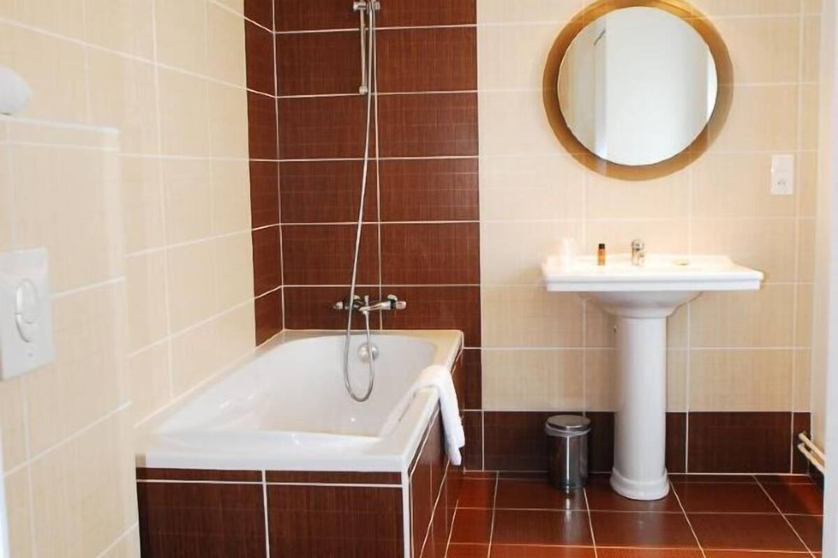 Bathroom | Towels, soap, shampoo, toilet paper