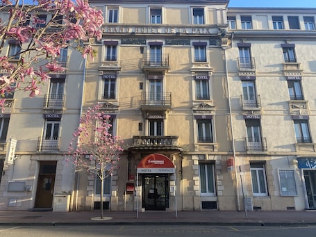 Front of property. The Originals Boutique, Hôtel Terminus