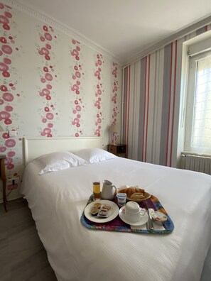Premium bedding, individually decorated, desk, blackout curtains - The Originals Boutique, Hôtel Terminus (Bourg-en-Bresse)