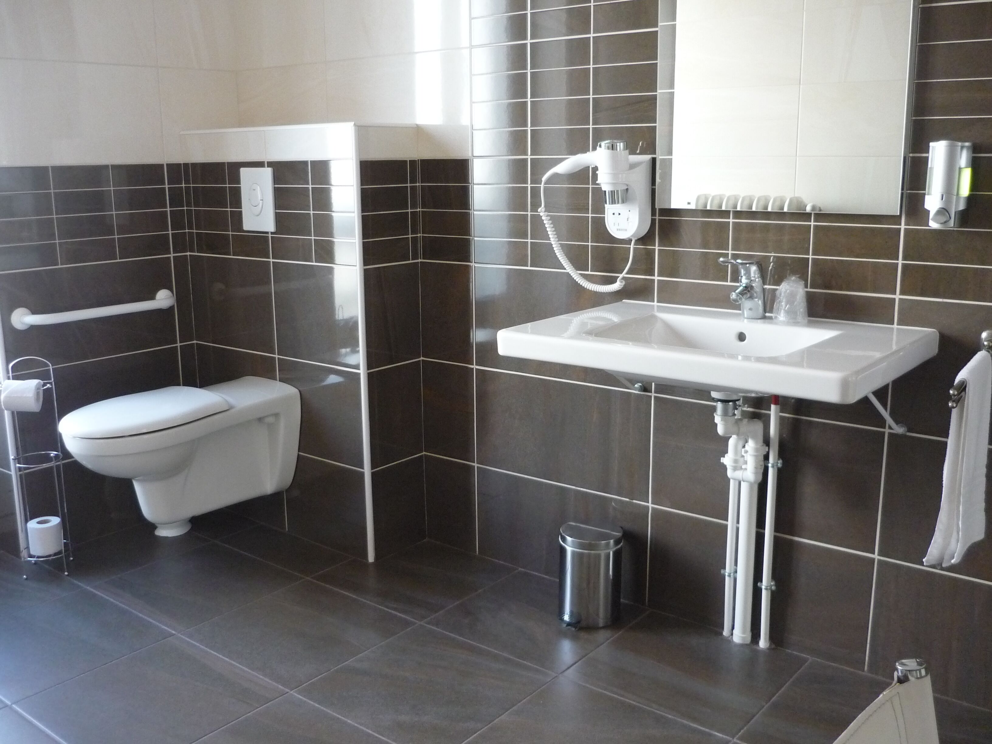 comfort double room, 1 bedroom, accessible | bathroom | towels, soap, shampoo, toilet paper