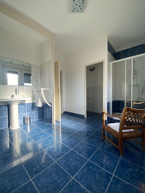Bathroom - The Originals Boutique, Hôtel Terminus (Bourg-en-Bresse)