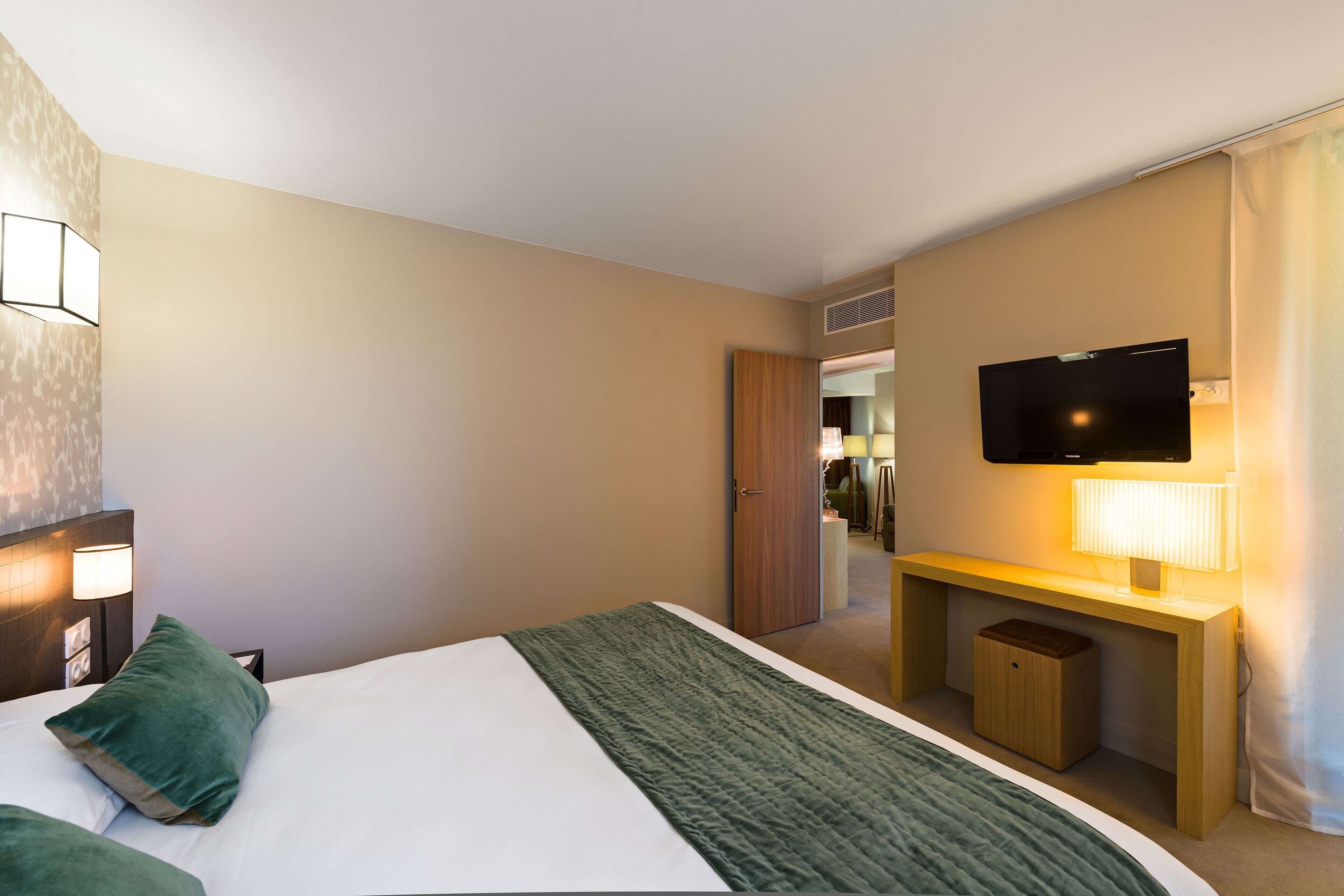 In-room safe, desk, soundproofing, cribs (free)