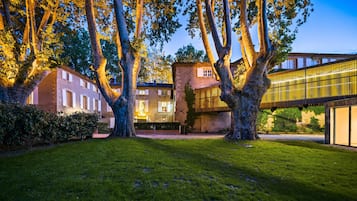 Voorkant accommodatie - avond/nacht