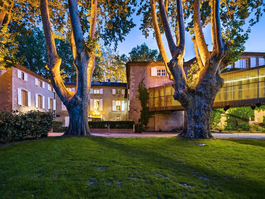 Vista frontal de la propiedad por la tarde o noche