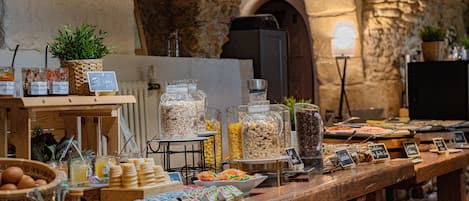 Colazione continentale, servita tutte le mattine (20 EUR a persona)