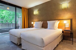 Chambre Supérieure avec lits jumeaux, terrasse | Coffres-forts dans les chambres, bureau, chambres insonorisées