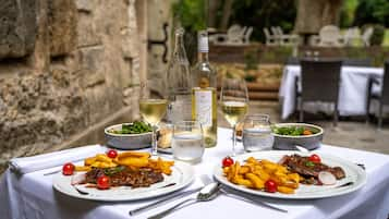 Frühstück, Mittagessen, französische Küche, Blick auf den Garten 