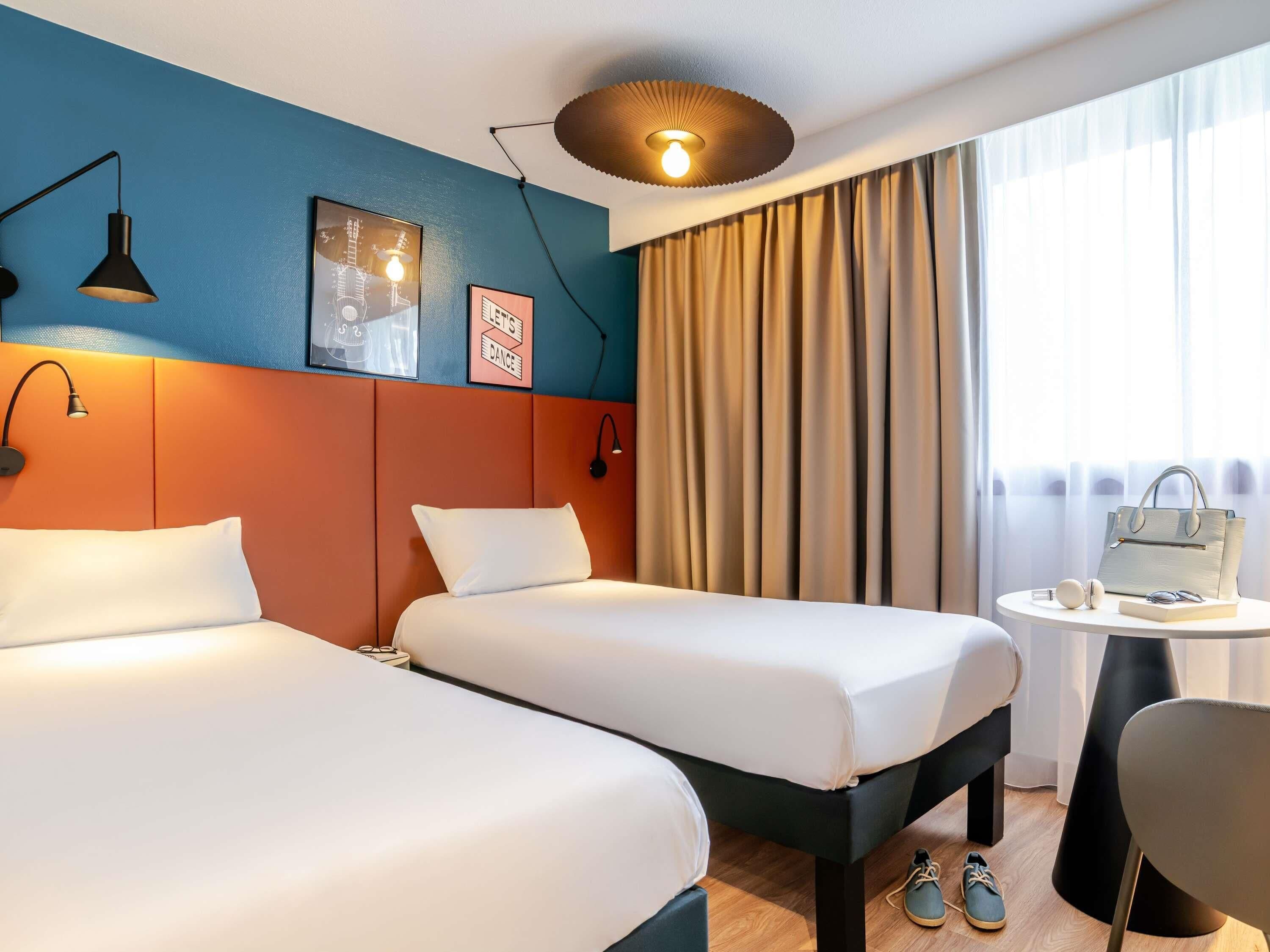 مكتب ومساحة عمل للكمبيوتر المحمول وستائر تعتيم وتجهيزات عازلة للصوت