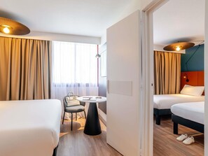 Habitación, habitaciones conectadas | Escritorio, espacio para trabajar con laptop y cortinas blackout 