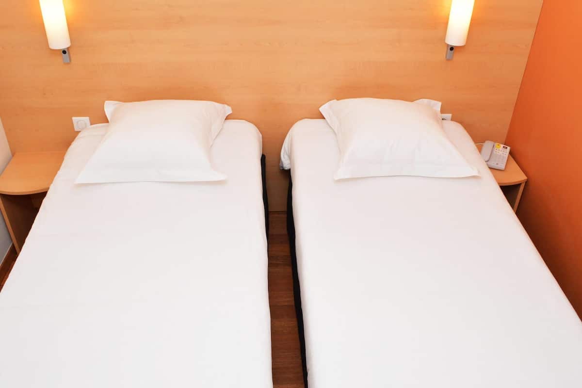 Schreibtisch, laptopgeeigneter Arbeitsplatz, Verdunkelungsvorhänge