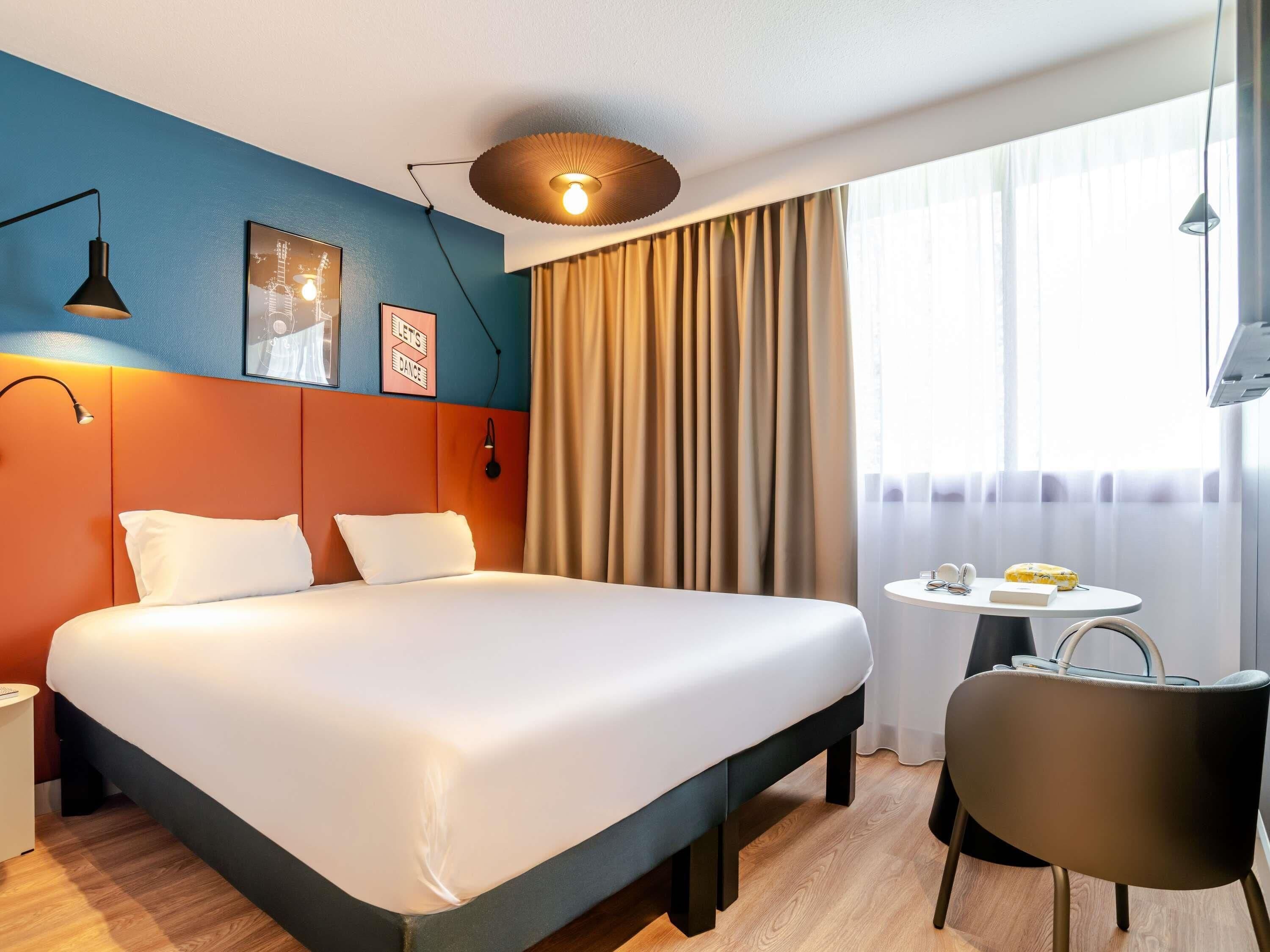 مكتب ومساحة عمل للكمبيوتر المحمول وستائر تعتيم وتجهيزات عازلة للصوت