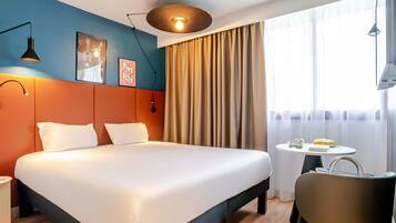 Schreibtisch, laptopgeeigneter Arbeitsplatz, Verdunkelungsvorhänge