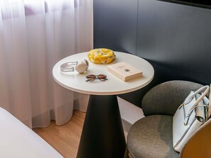 デスク、ノートパソコン用作業スペース、遮光カーテン、防音設備