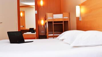 Habitación familiar, varias camas | Escritorio, espacio para trabajar con un portátil, cortinas opacas