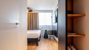 Escritorio, espacio para trabajar con laptop y cortinas blackout