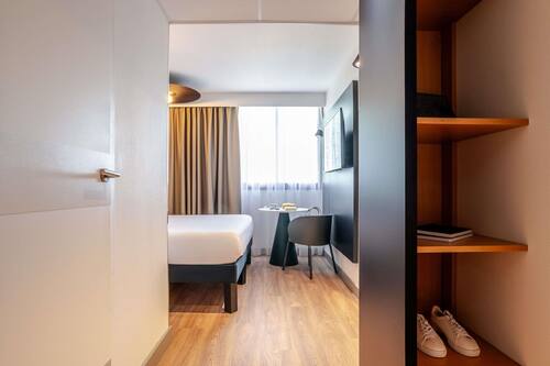 Bureau, espace de travail pour ordinateurs portables