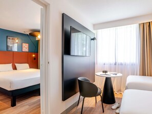 Room, Connecting Rooms | Desk, laptop workspace, blackout drapes, soundproofing - Ibis Saint Emilion (Saint-Émilion)