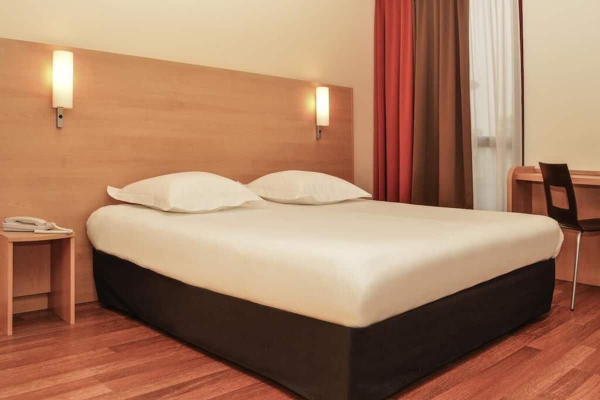 Family Room, Multiple Beds | Desk, laptop workspace, blackout curtains, soundproofing