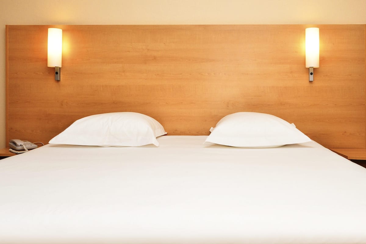 Quarto, 1 cama de solteiro | Escrivaninha, espaço de trabalho para notebook, cortinas blackout