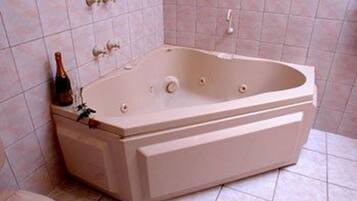 Deluxe Spa Room | Jetted tub