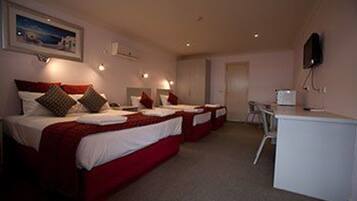 Caja de seguridad en la habitación y tabla de planchar con plancha