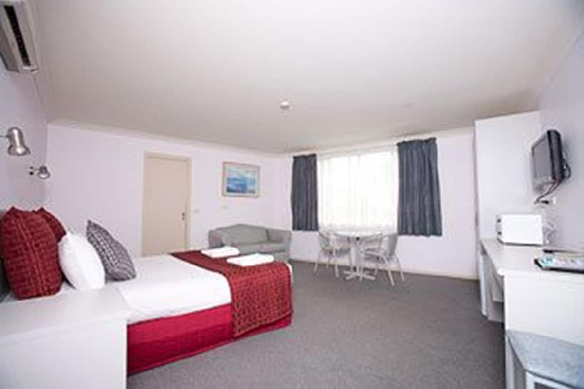 In-room safe, iron/ironing board, free WiFi, bed sheets