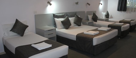 Caja de seguridad en la habitación y tabla de planchar con plancha