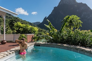 A pool with a view of a mountain and tropical vegetation. - Stonefield Villa Resort (Soufrière)