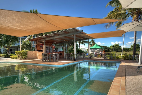 Piscine extérieure, parasols de plage, chaises longues