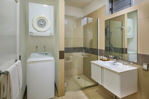 Shower, free toiletries, hair dryer, towels - The Terraces Apartments Resort (Nadi)