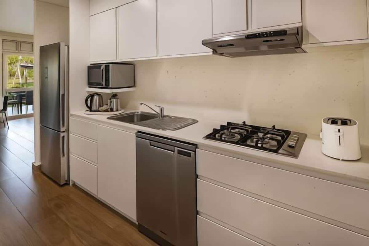 Private kitchen | Full-sized fridge, microwave, stovetop, dishwasher