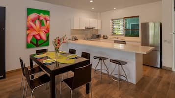 Full-size fridge, microwave, stovetop, dishwasher