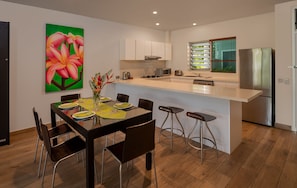 Full-size fridge, microwave, stovetop, dishwasher - The Terraces Apartments Resort (Nadi)