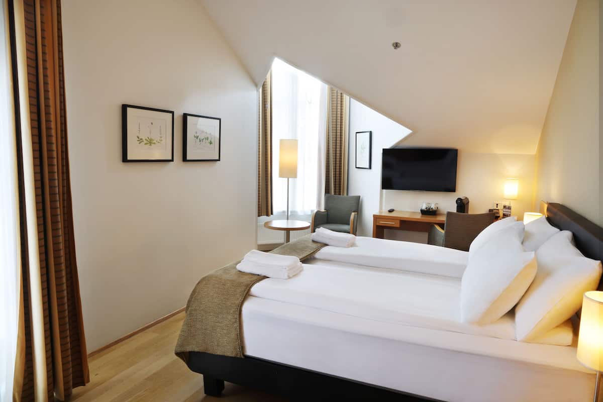 Deluxe Room | 1 bedroom, hypo-allergenic bedding, in-room safe, blackout curtains