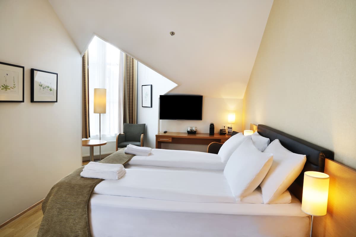 deluxe room | 1 bedroom, hypo-allergenic bedding, in-room safe, blackout curtains