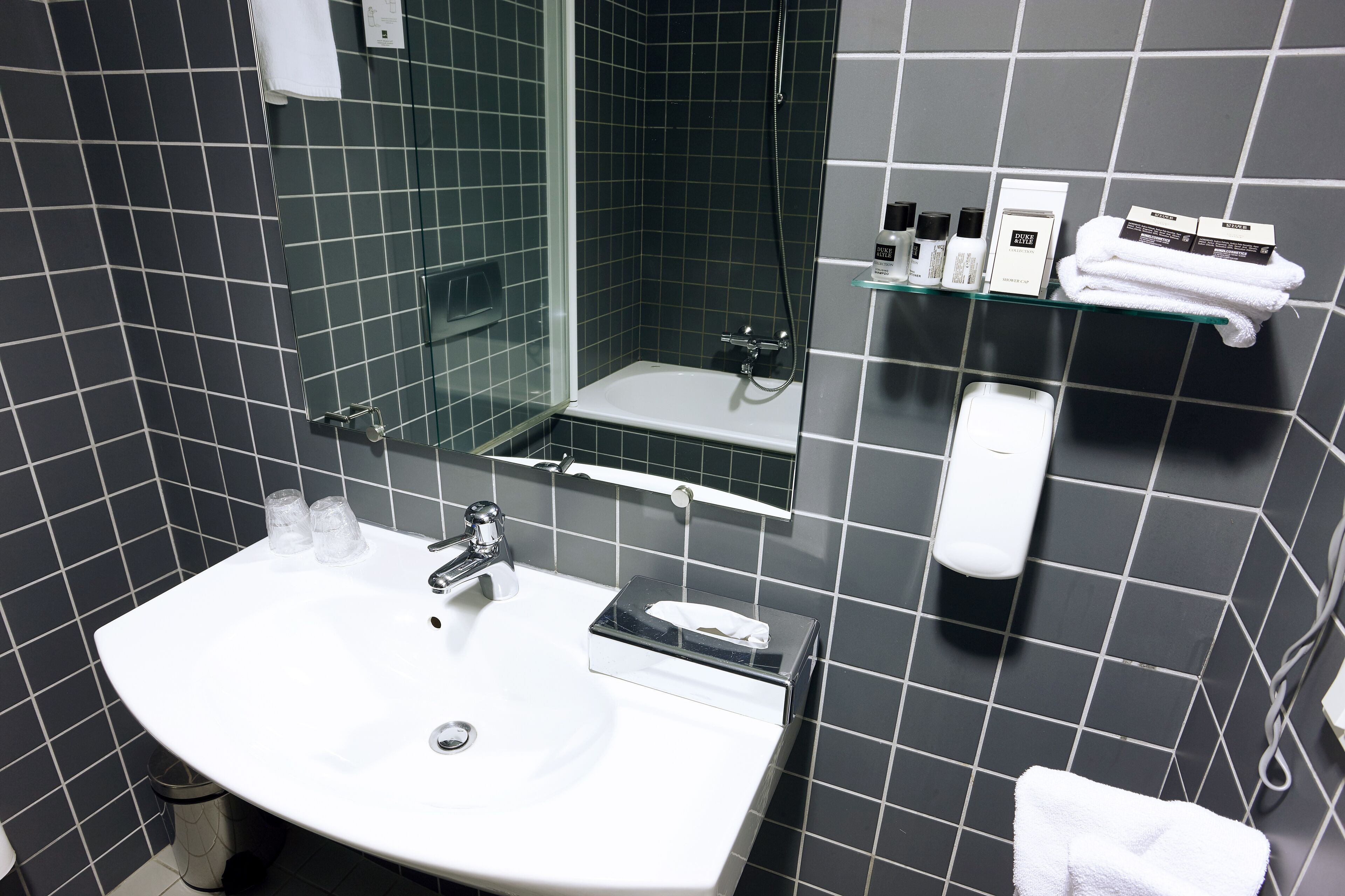 junior suite | bathroom | shower, free toiletries, hair dryer, towels