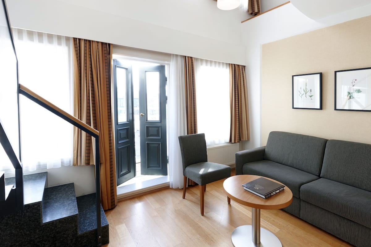 Junior Suite | 1 bedroom, hypo-allergenic bedding, in-room safe, blackout curtains