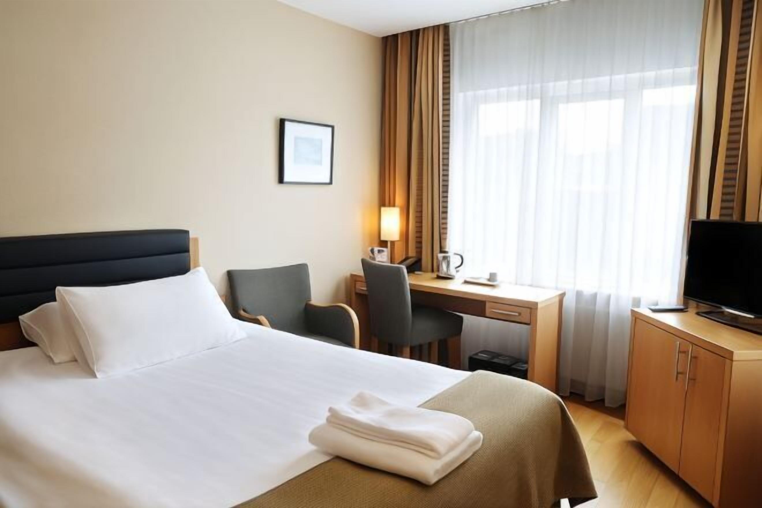 Hypo-allergenic bedding, in-room safe, blackout drapes, soundproofing