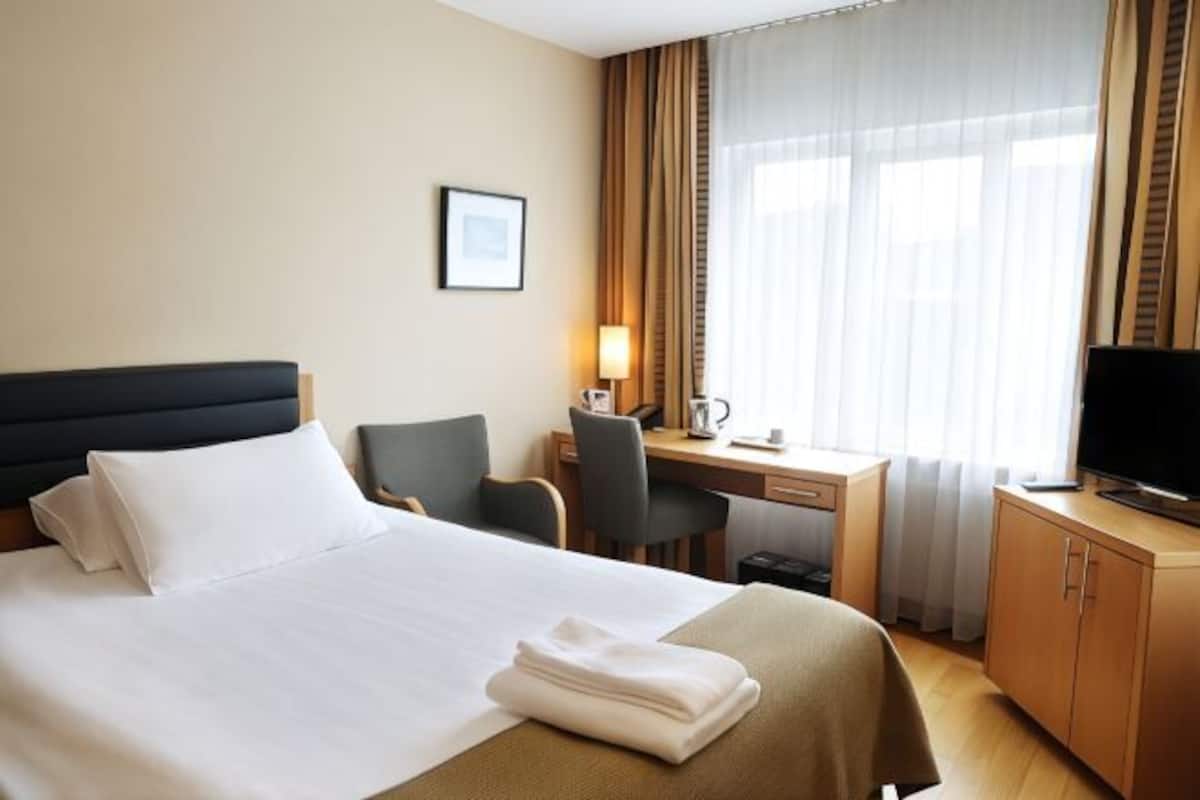 Hypo-allergenic bedding, in-room safe, blackout drapes, soundproofing