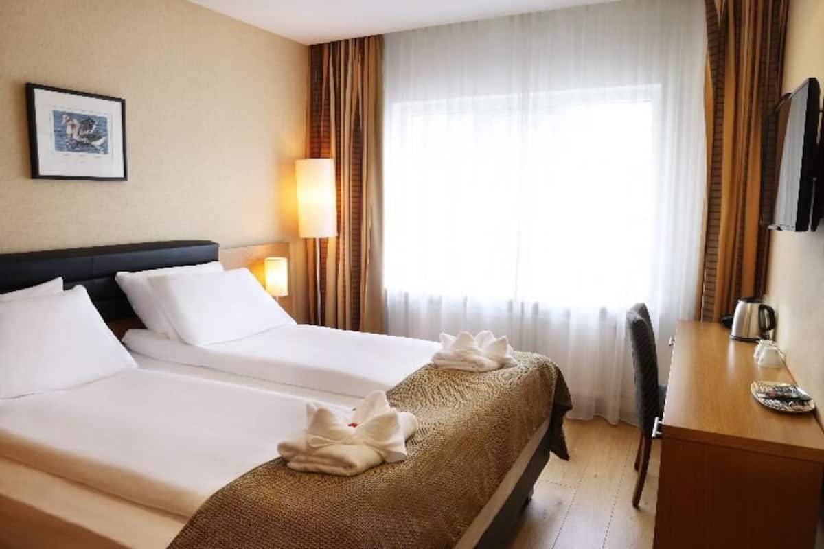 Hypo-allergenic bedding, in-room safe, blackout drapes, soundproofing