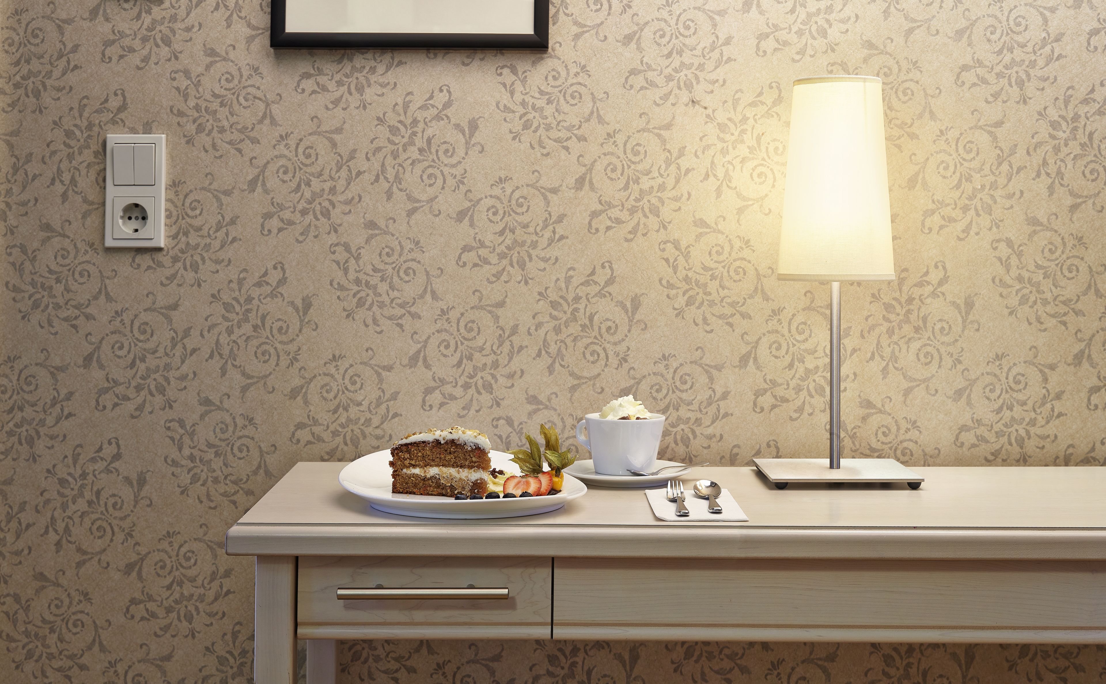 deluxe room | 1 bedroom, hypo-allergenic bedding, in-room safe, blackout curtains