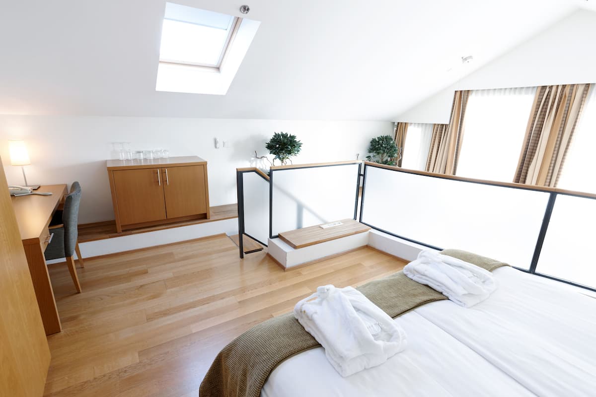 junior suite | 1 bedroom, hypo-allergenic bedding, in-room safe, blackout curtains