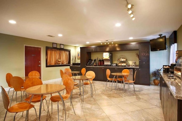 Sudah termasuk sarapan prasmanan setiap hari