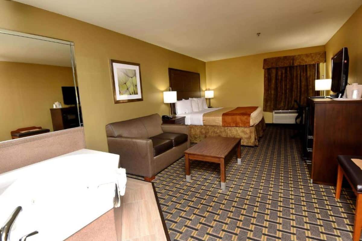 Suite, 1 King Bed, Non Smoking, Jetted Tub | Iron/ironing board, rollaway beds, free WiFi, bed sheets