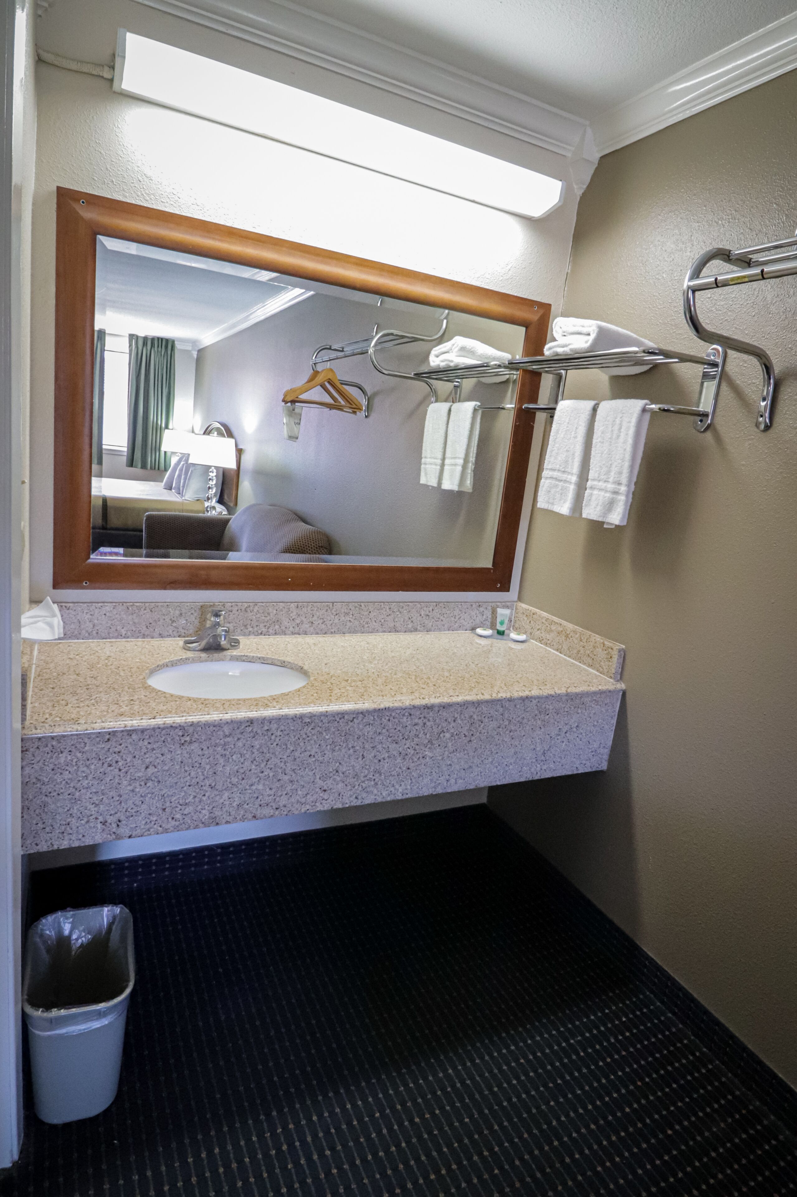 Foto - University Inn & Suites