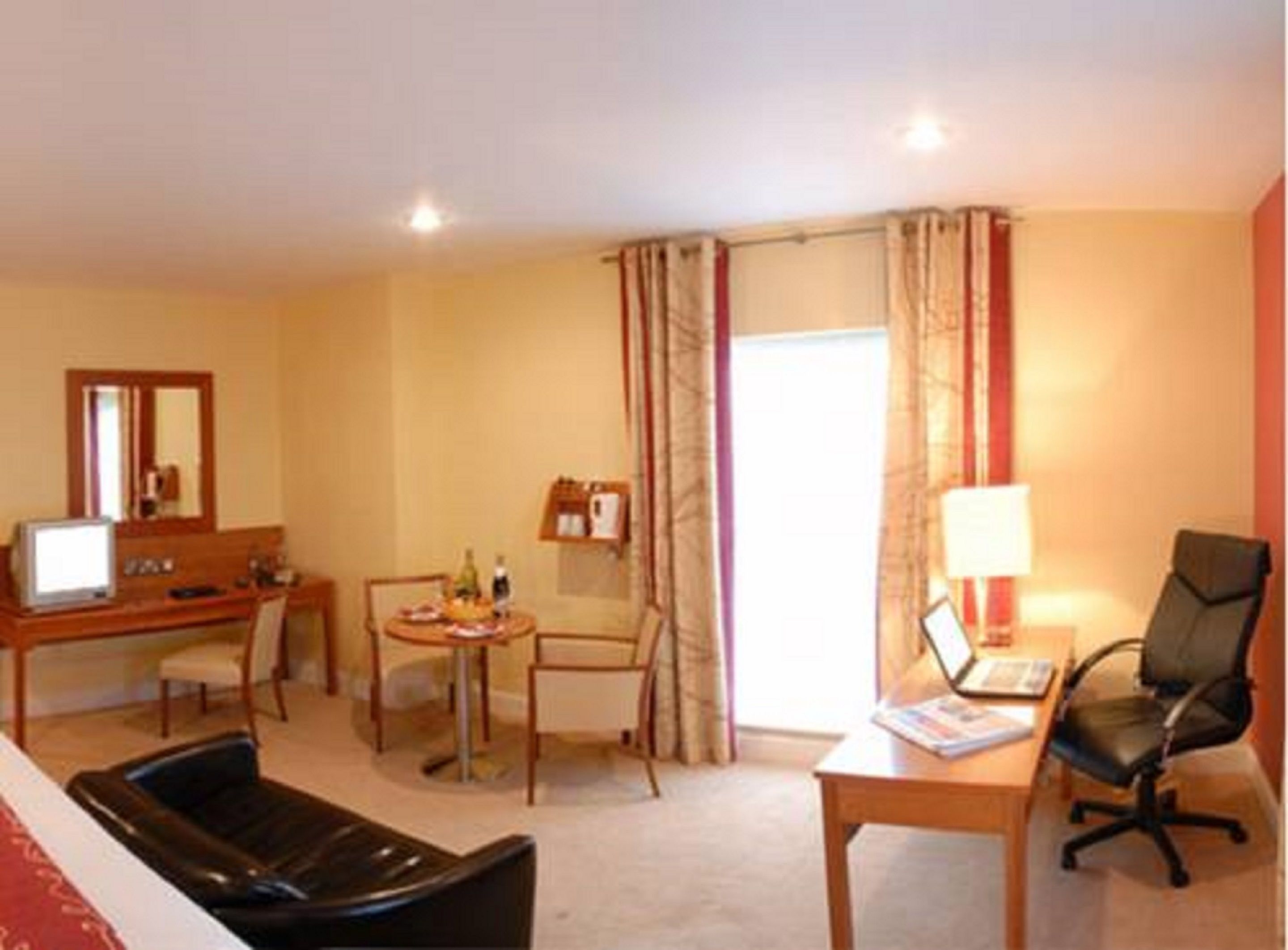 executive double room | living room | flat-screen tv