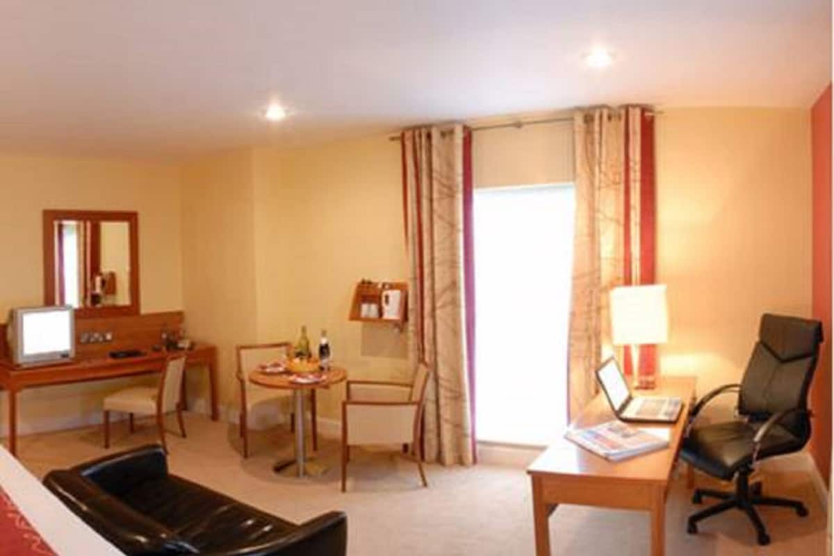 executive double room | living room | flat-screen tv