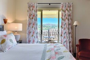 Minibar, in-room safe, individually decorated, individually furnished