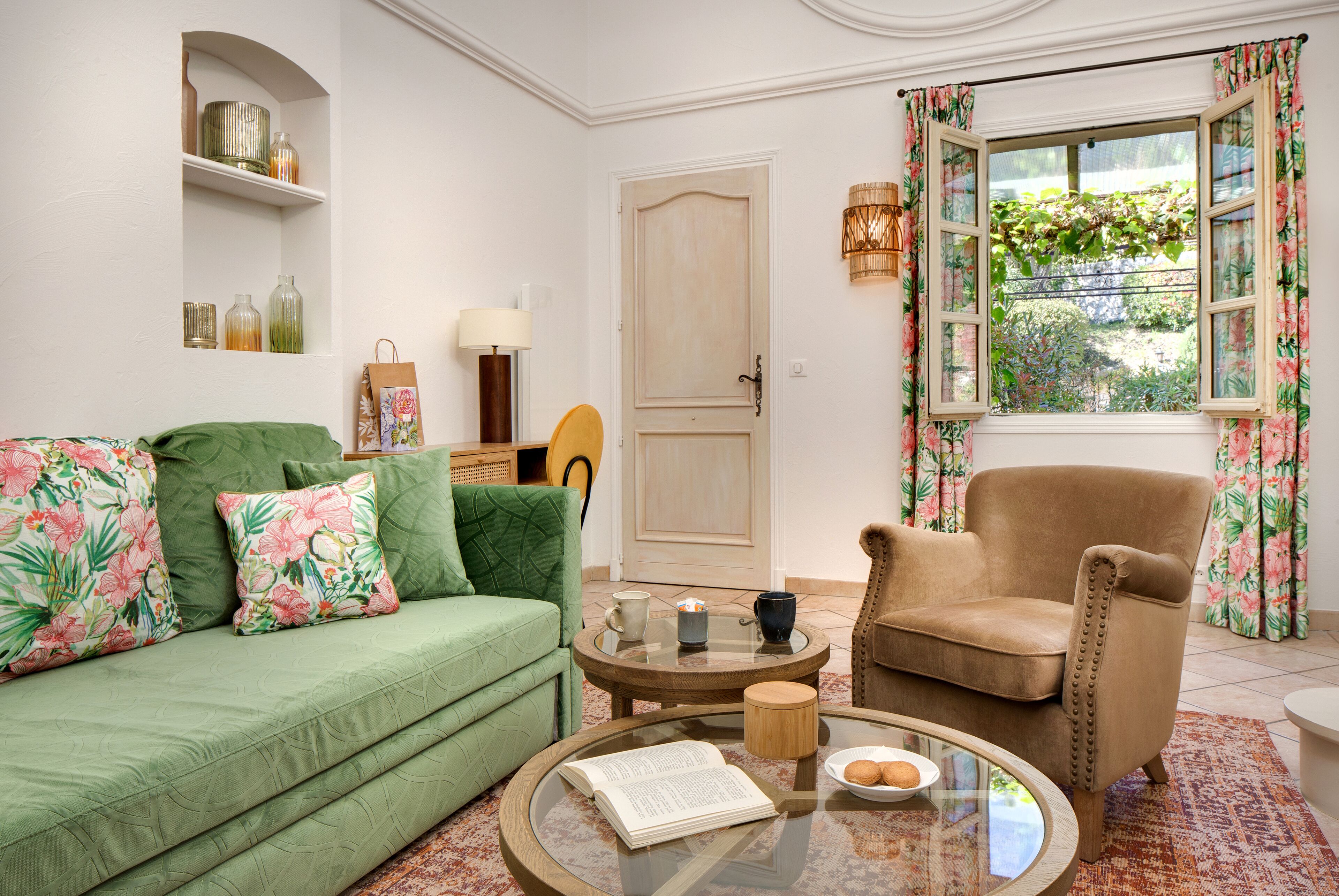 triple room | living area | tv