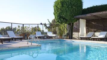 Piscina externa, espreguiçadeiras